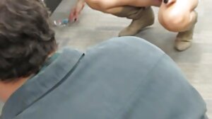 Страстният видео секс клипове масаж от Уитни Райт позволи на тийнейджърката Алисън Рей да стриже ножици